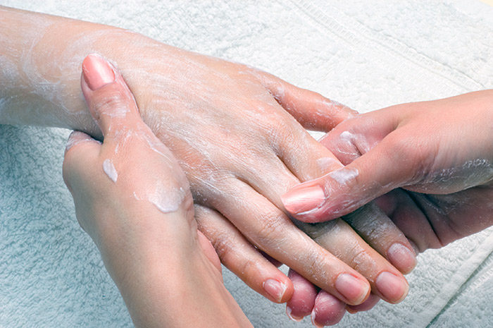 Как восстановить мягкость кожи рук